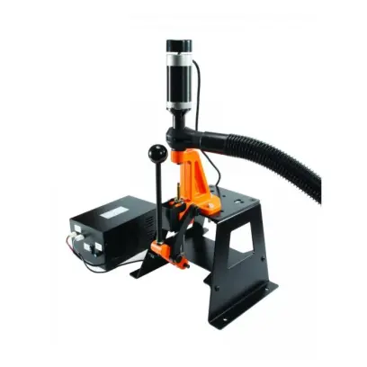 Elektrický zkracovač nábojnic určený pro montáž na lis zvládne i ty nejnáročnější ořezávací práce. Pracuje s většinou progresivních, automatických, Turret a jednooperačních přebíjecích lisů.